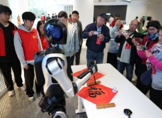 具身智能机器人试装配亮相 海外华媒聚焦成都产业新场景